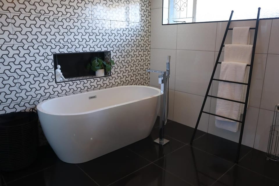 Shower, Toilet, Bathroom, Bath, towels
