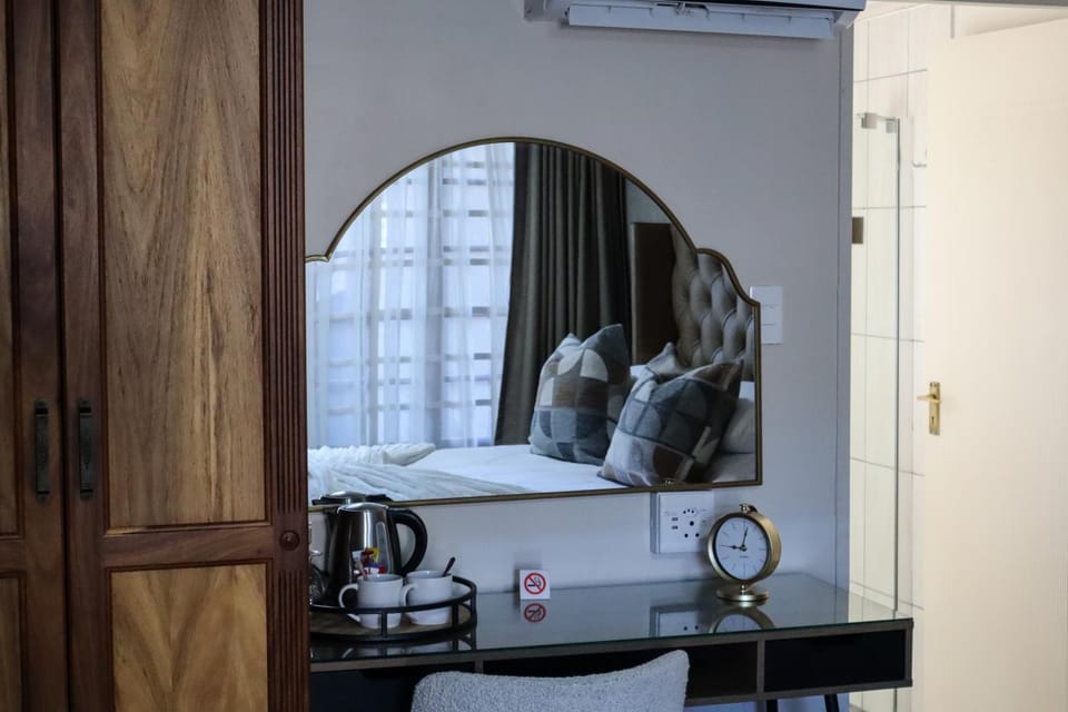Bed, Seating area