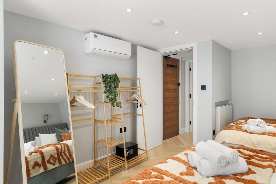 Luxury Camden Flat- 3 Min Tube- Private Garden Apartment in London Borough of Camden