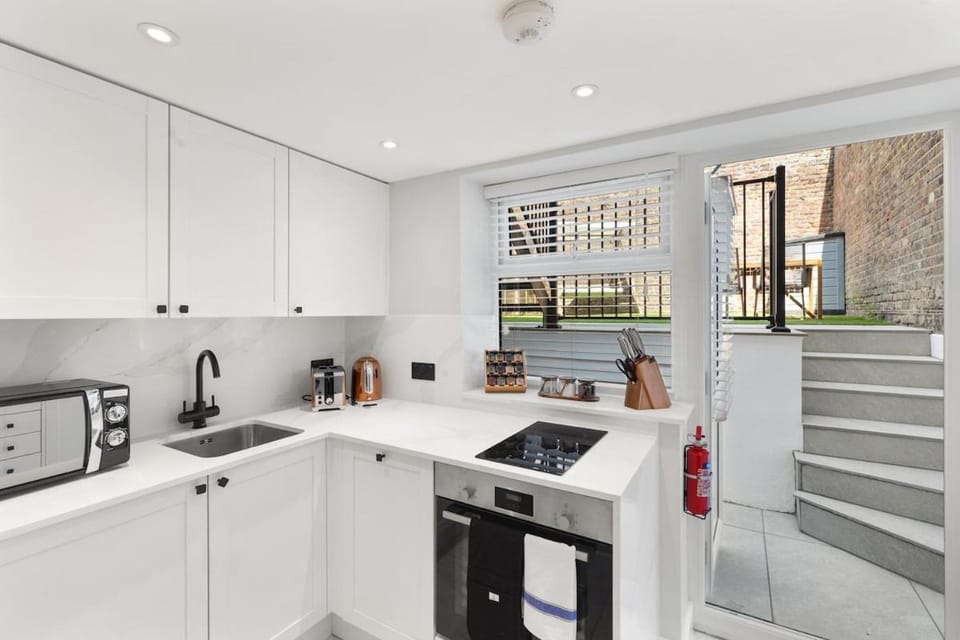 Luxury Camden Flat- 3 Min Tube- Private Garden Apartment in London Borough of Camden