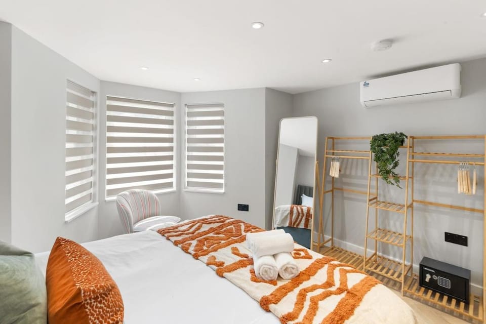 Luxury Camden Flat- 3 Min Tube- Private Garden Apartment in London Borough of Camden