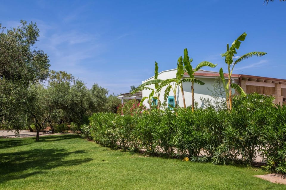 Facade/entrance, Natural landscape, Garden