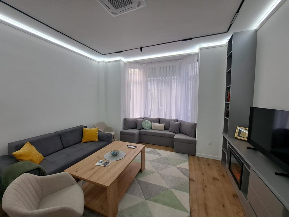 TV and multimedia, Living room, Seating area, fireplace