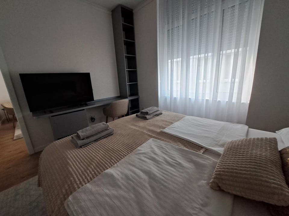 Bed, TV and multimedia, Bedroom, towels