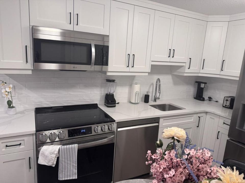 Coffee/tea facilities, Kitchen or kitchenette, dishwasher, oven, stove, toaster