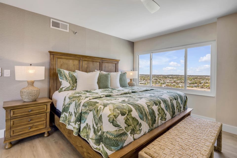 New listing! Updated oceanfront 2-2 with private balcony, heated pool, and garage parking Apartment in Daytona Beach
