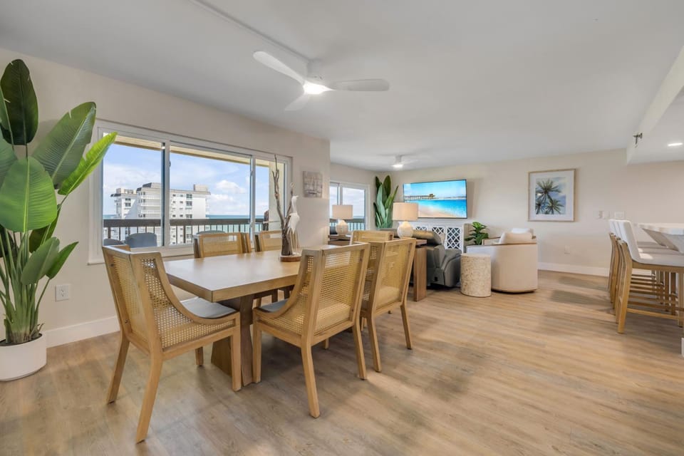 New listing! Updated oceanfront 2-2 with private balcony, heated pool, and garage parking Apartment in Daytona Beach