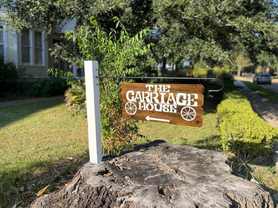 Adorable Downtown Carriage House Cottage House in Natchez