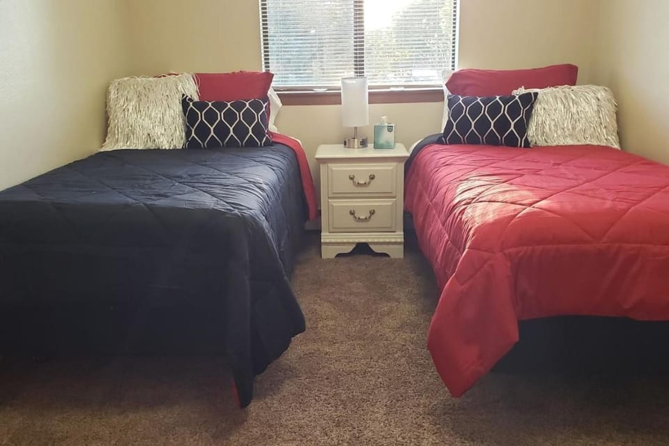 Husky House Apartment For Your Group 1.5 Miles From Campus Apartment in St Cloud