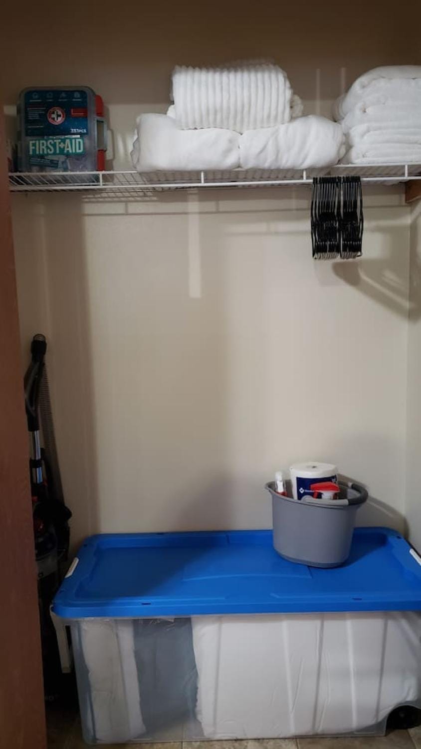 Husky House Apartment For Your Group 1.5 Miles From Campus Apartment in St Cloud