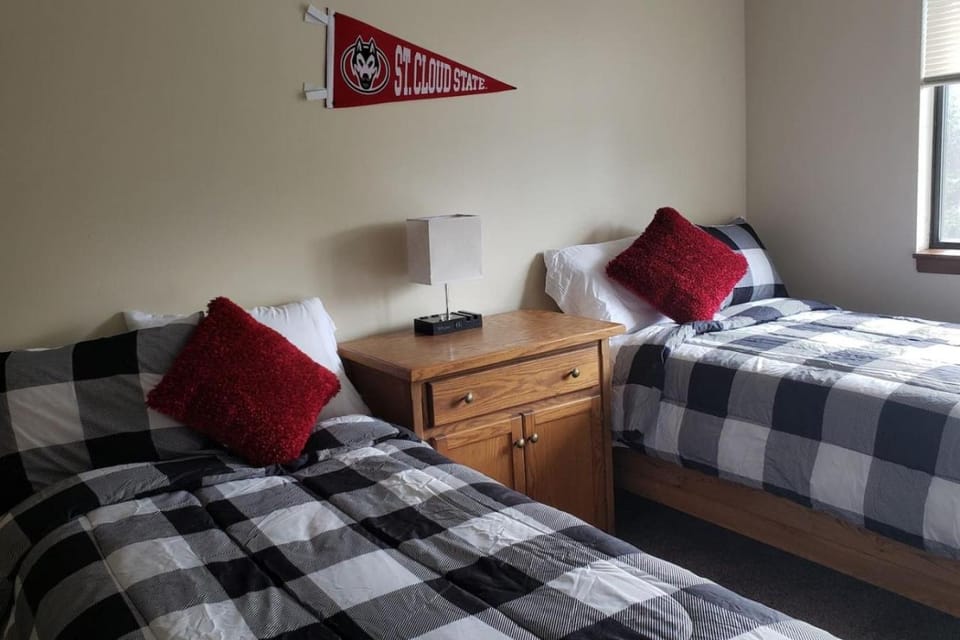 Husky House Apartment For Your Group 1.5 Miles From Campus Apartment in St Cloud