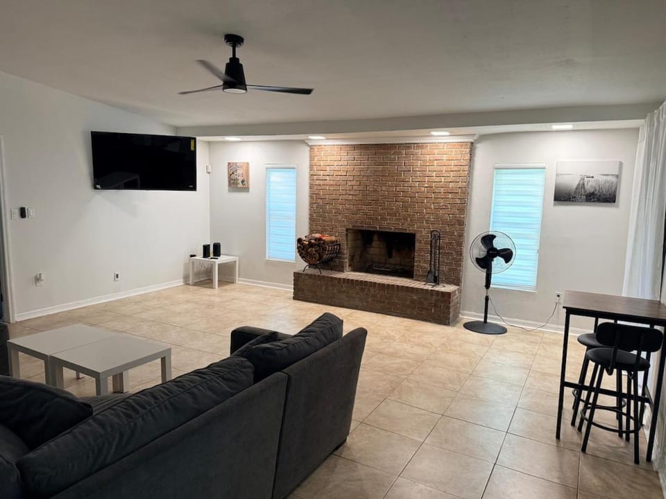 Capo's Cast Aways Lake House House in Poinciana
