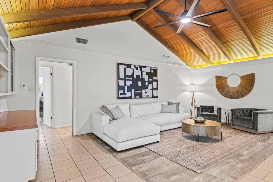 Barons Creek Headquarters with Hot Tub House in Fredericksburg