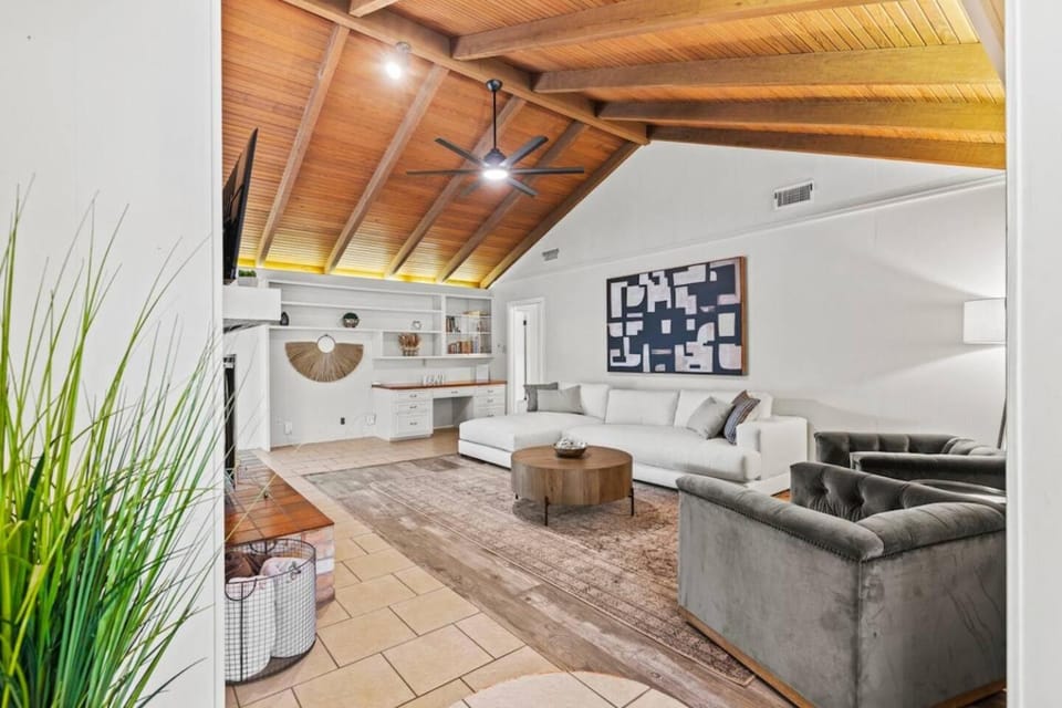 Barons Creek Headquarters with Hot Tub House in Fredericksburg
