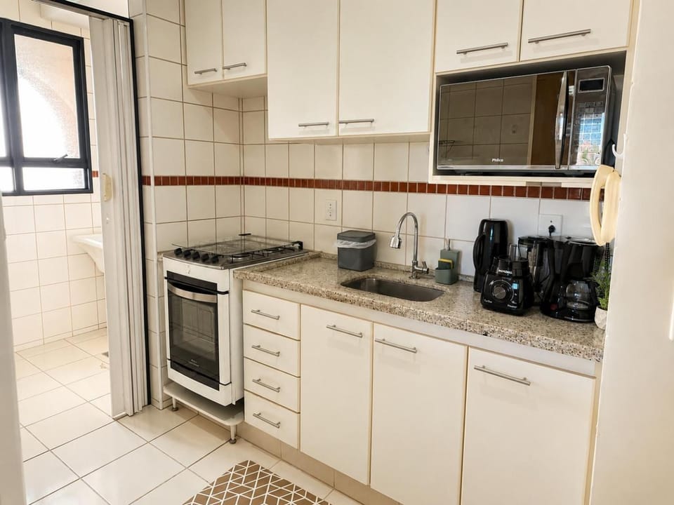 Kitchen or kitchenette, Communal kitchen, microwave, oven, stove