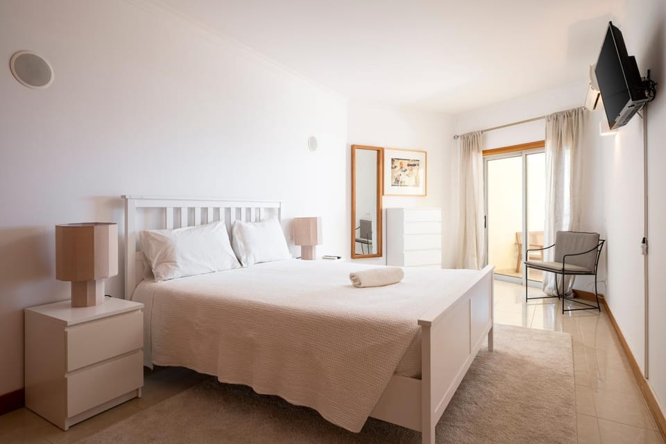Bed, TV and multimedia, Photo of the whole room, Bedroom
