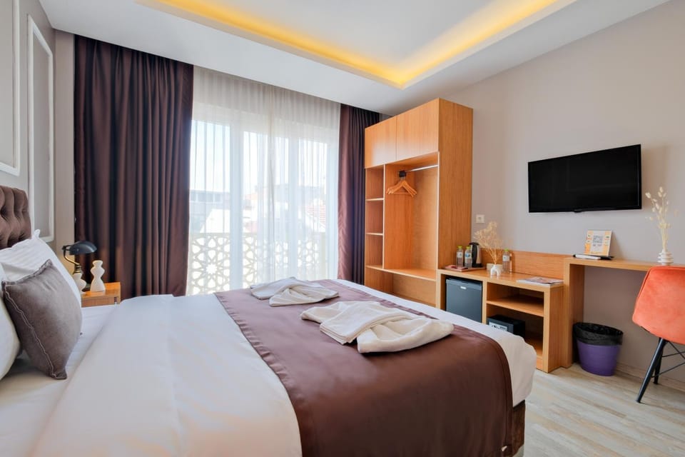 Bed, TV and multimedia, Photo of the whole room, Bedroom, towels, wardrobe
