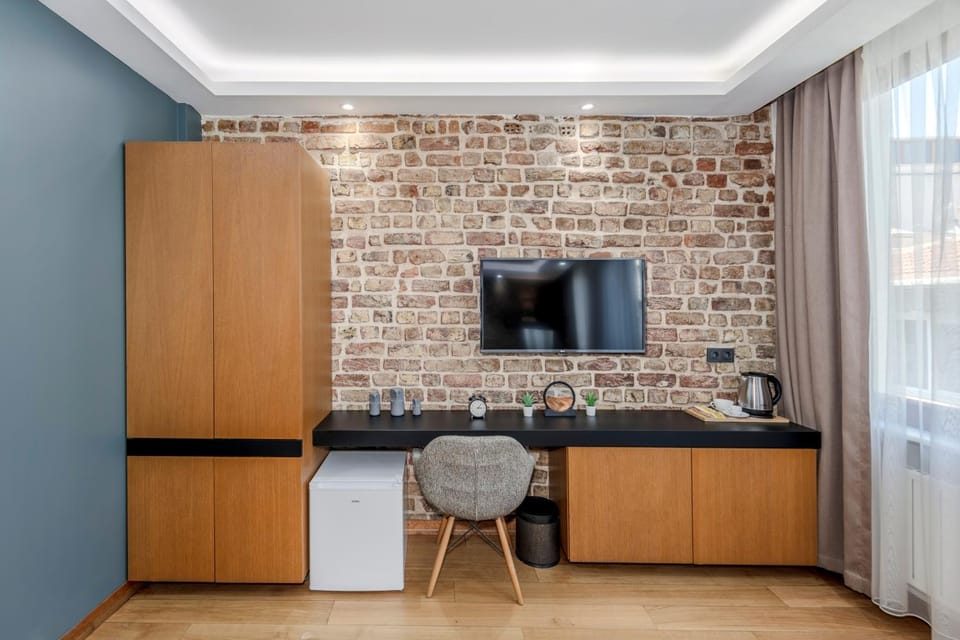 Coffee/tea facilities, minibar, oven