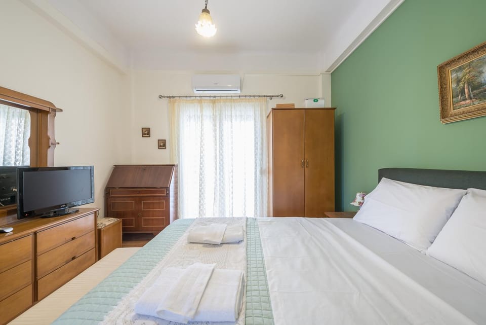 Bed, TV and multimedia, Photo of the whole room, Bedroom, towels, wardrobe, air conditioner