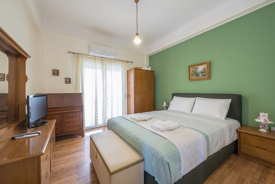 Bed, TV and multimedia, Photo of the whole room, Bedroom, air conditioner
