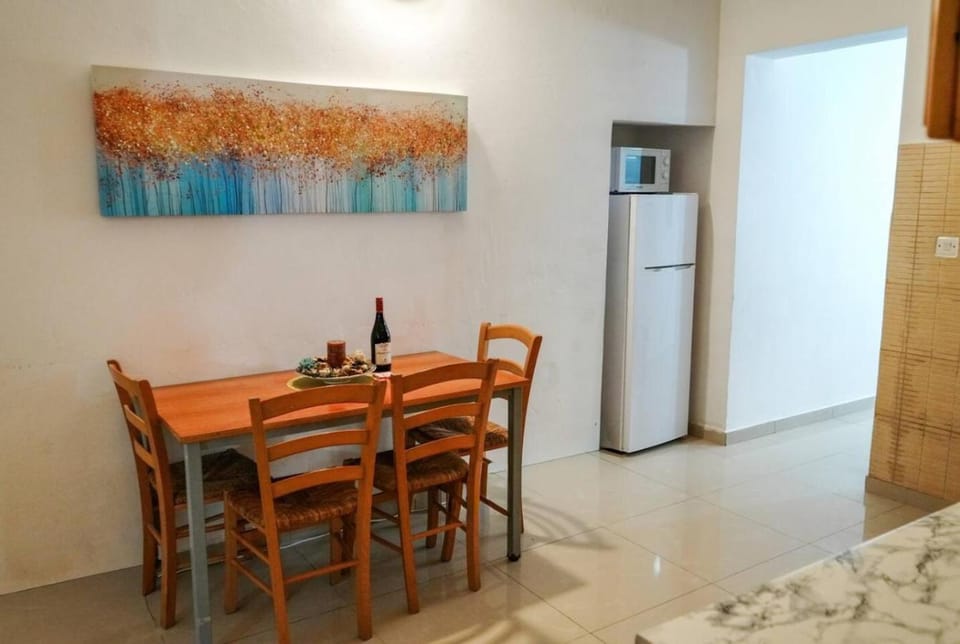 Dining area, microwave