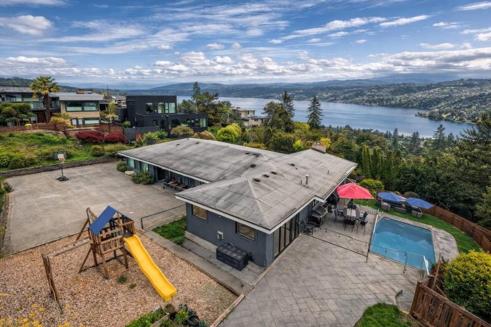 Luxe Seward Pk Estate w/ Views Pool+Hot Tub House in Mercer Island