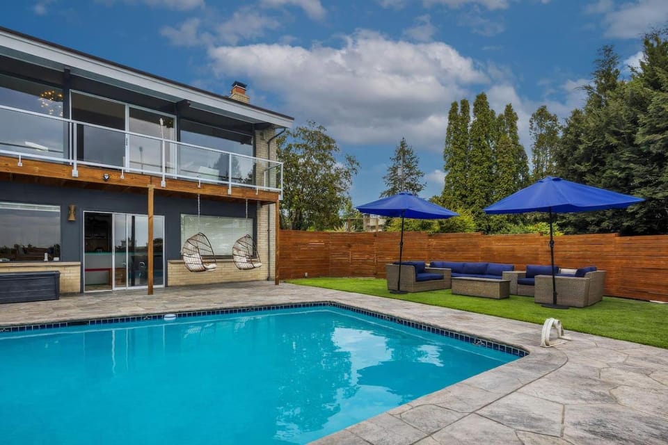 Luxe Seward Pk Estate w/ Views Pool+Hot Tub House in Mercer Island