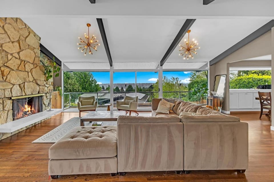 Luxe Seward Pk Estate w/ Views Pool+Hot Tub House in Mercer Island