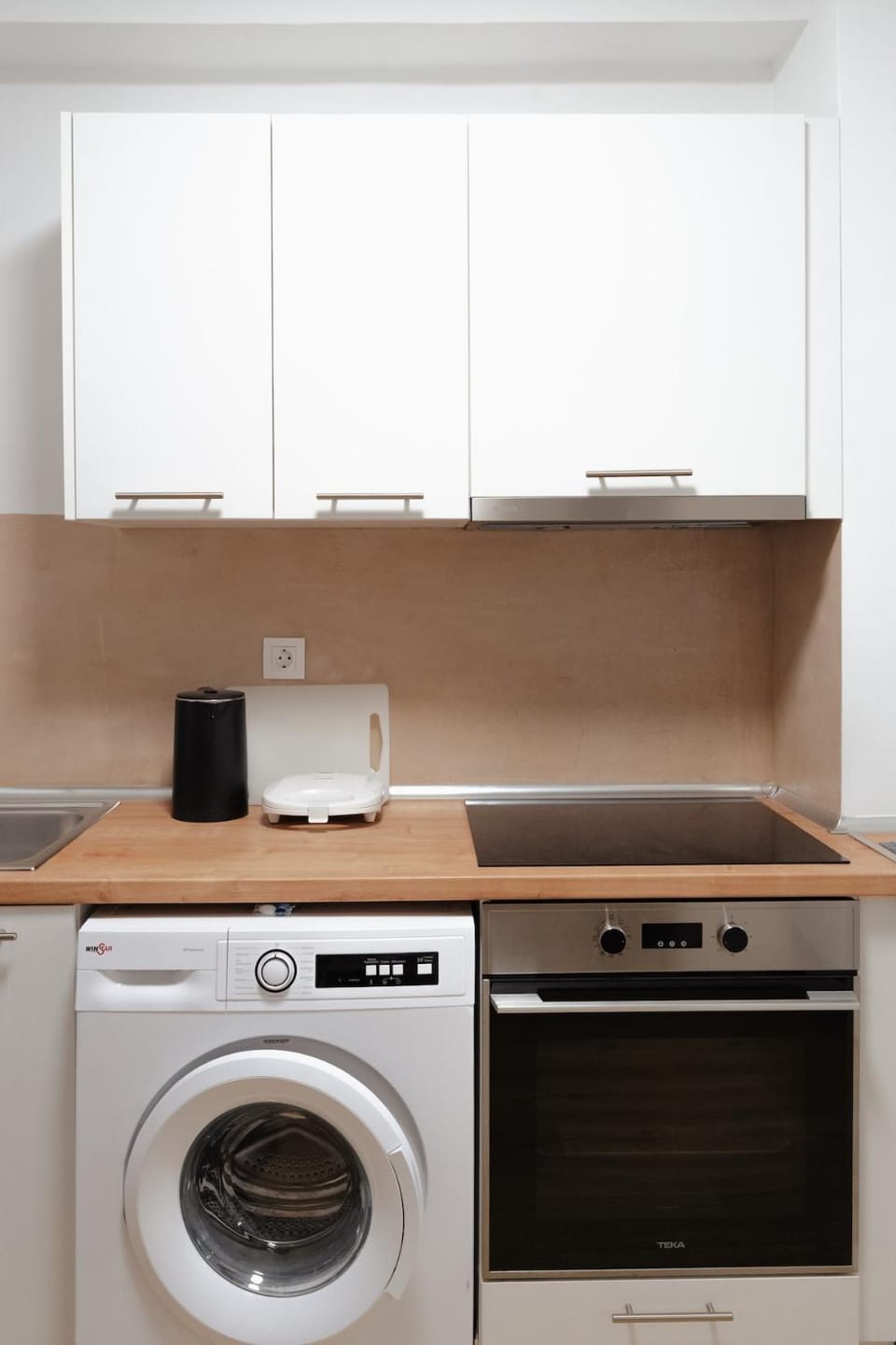 Kitchen or kitchenette, stove, washing machine