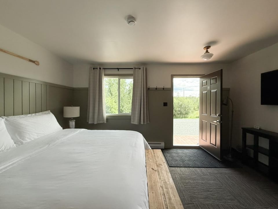 The Trail Inn - Kenora, ON - On Longbow Lake Motel in Ontario