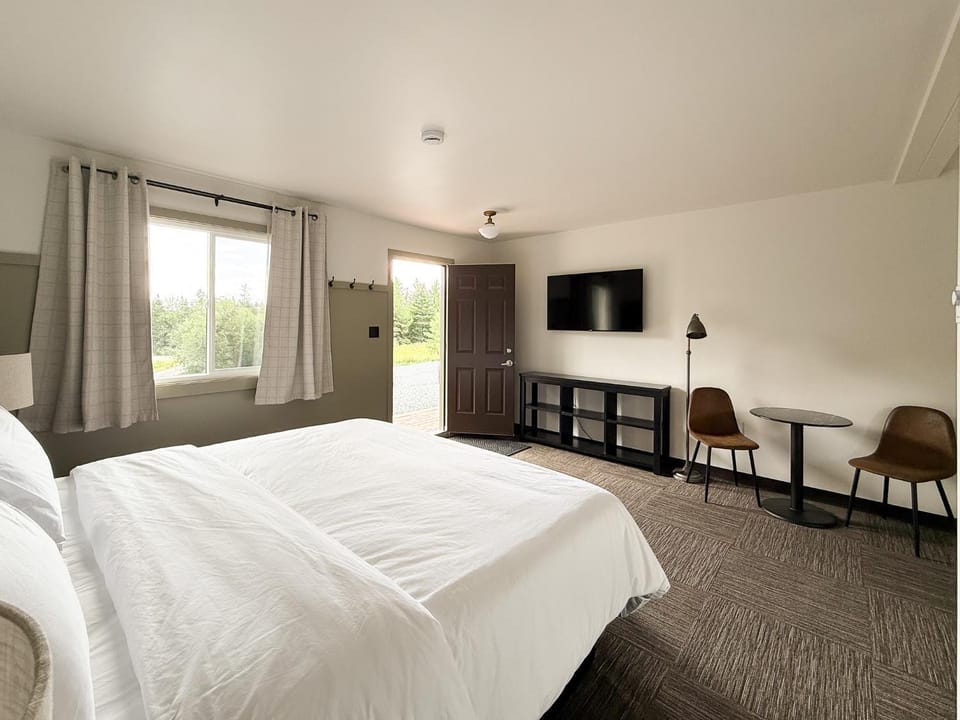 The Trail Inn - Kenora, ON - On Longbow Lake Motel in Ontario