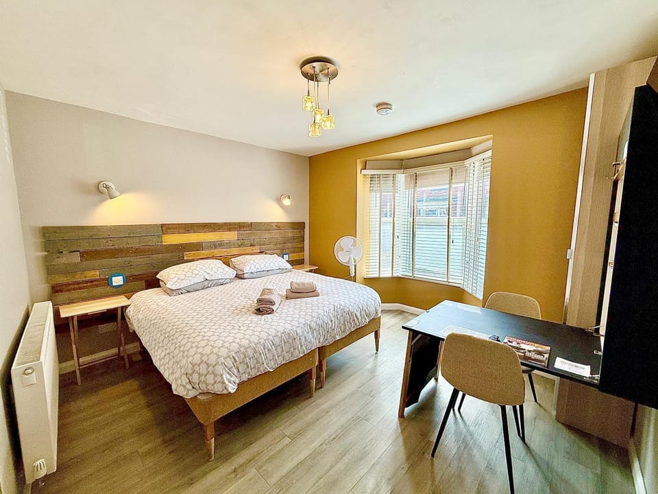 Stylish Studios at Newland Street West Apartment in Lincoln