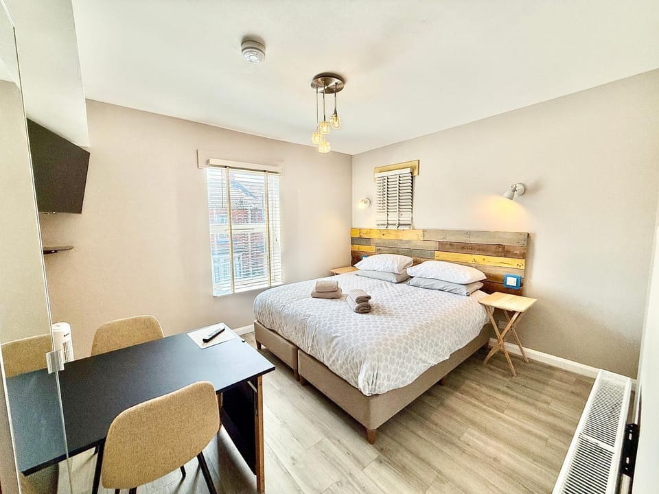 Stylish Studios at Newland Street West Apartment in Lincoln