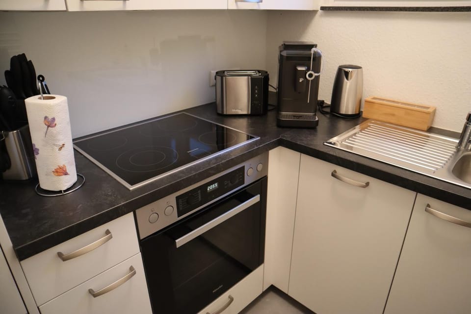 Coffee/tea facilities, Kitchen or kitchenette, dishwasher, stove, toaster
