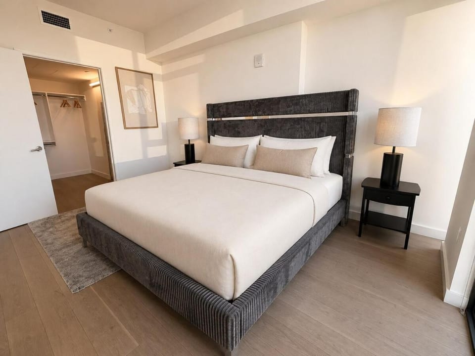 1 BED Apartment in KoreanTown with a View of DTLA Apartment in Glendale