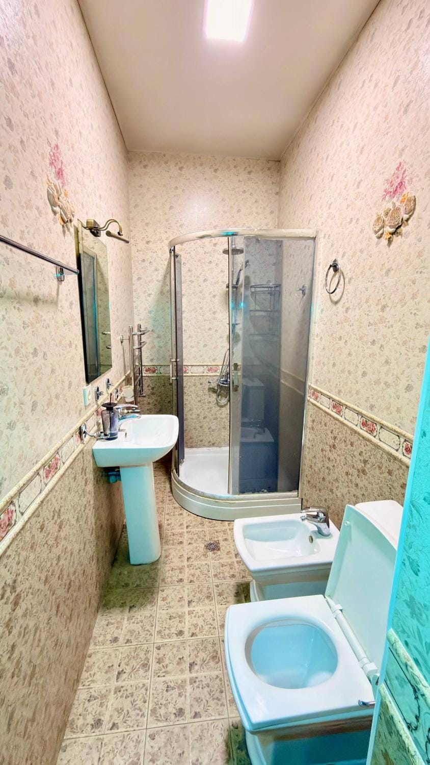 Shower, Toilet