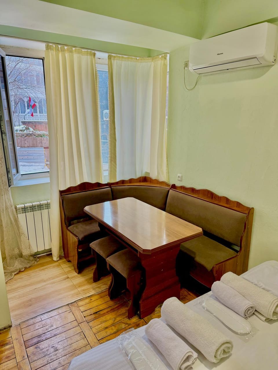 Seating area, air conditioner