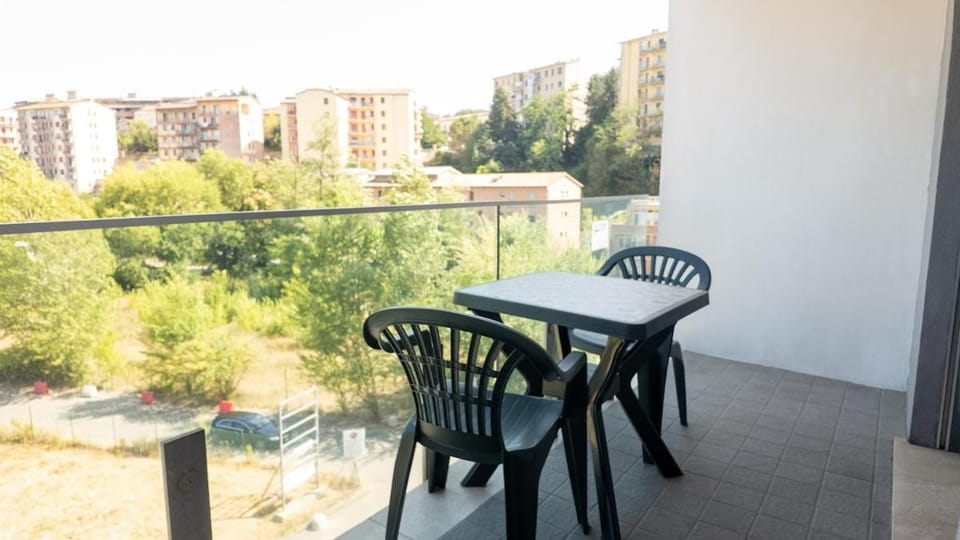 Monolocale Moderno con Balcone e Parcheggio Apartment in Siena