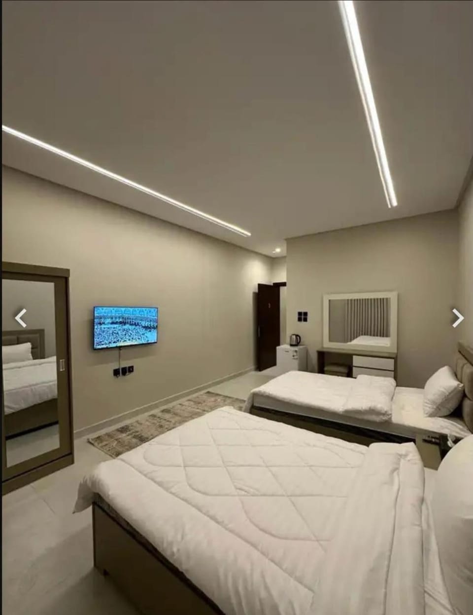 Bed, TV and multimedia, Photo of the whole room, Bedroom