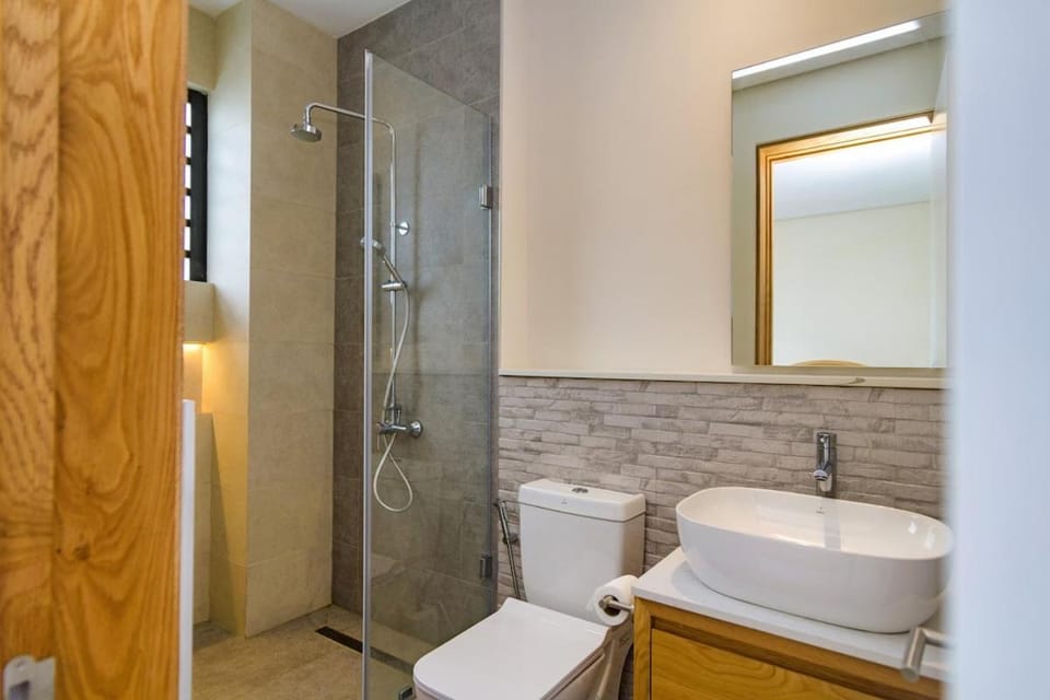 Shower, Toilet