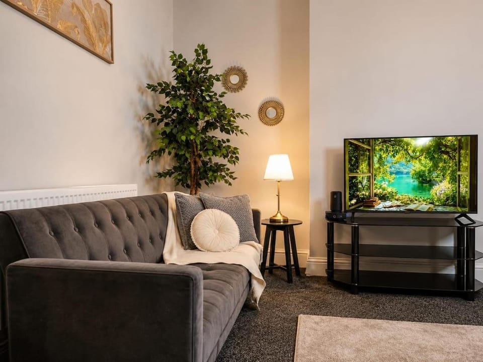 Stylish 2BR Leeds home, 5 Min to City Centre Apartment in Leeds