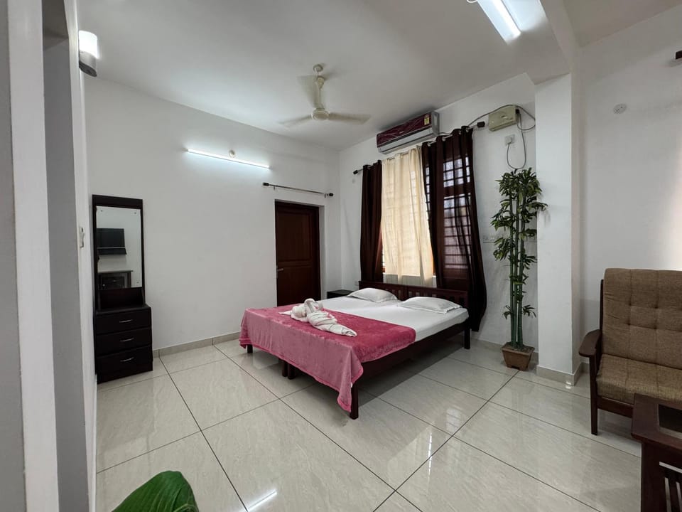 Bed, Photo of the whole room, towels