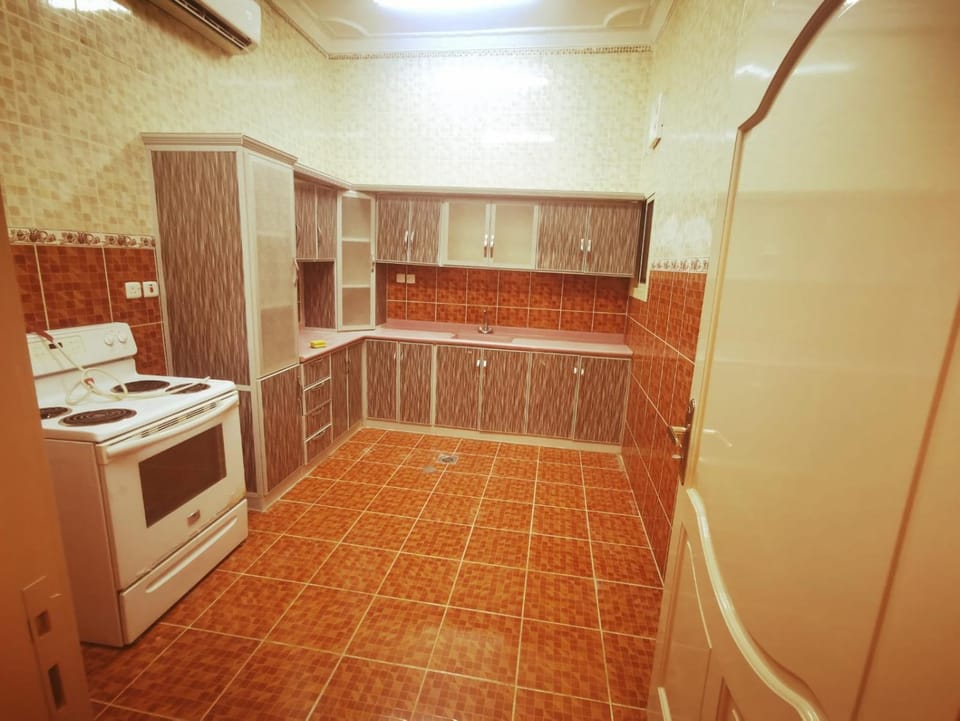 Kitchen or kitchenette, oven