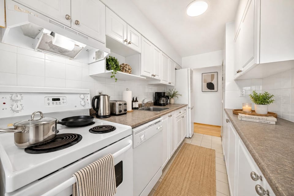 Coal Harbour Escape Spacious 2BR Apartment in Vancouver