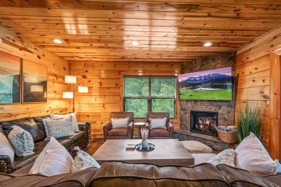 Smoky Mtn Retreat 4 Bed Cabin with Pool and Views Cabin in Pigeon Forge