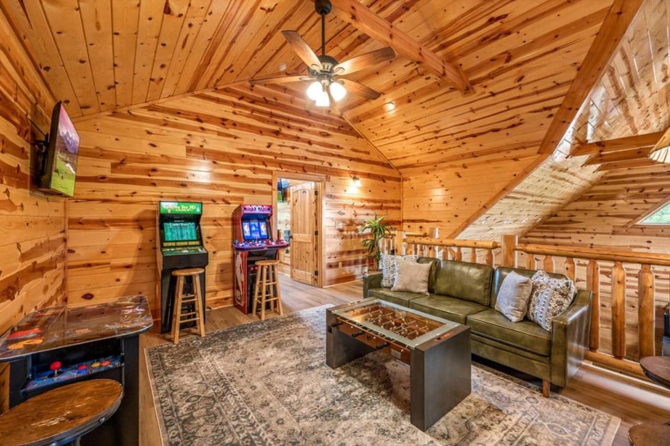 Smoky Mtn Retreat 4 Bed Cabin with Pool and Views Cabin in Pigeon Forge