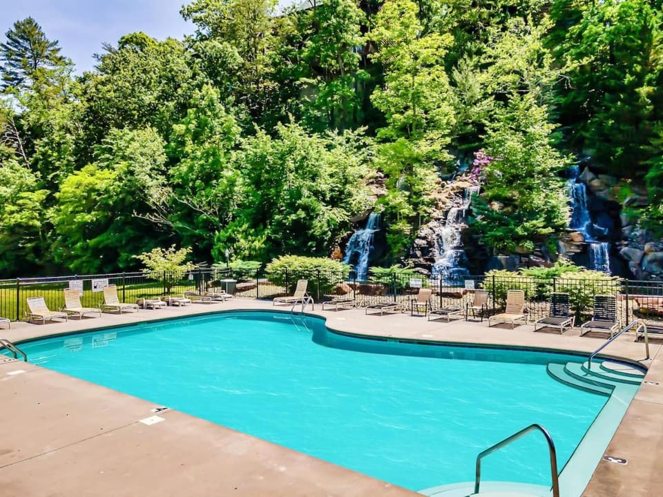 Pet Friendly Views Pool 7mi to Dollywood Golf House in Pigeon Forge