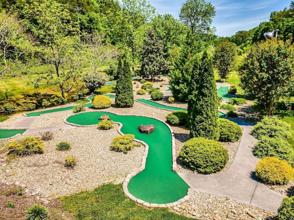 Pet Friendly Views Pool 7mi to Dollywood Golf House in Pigeon Forge