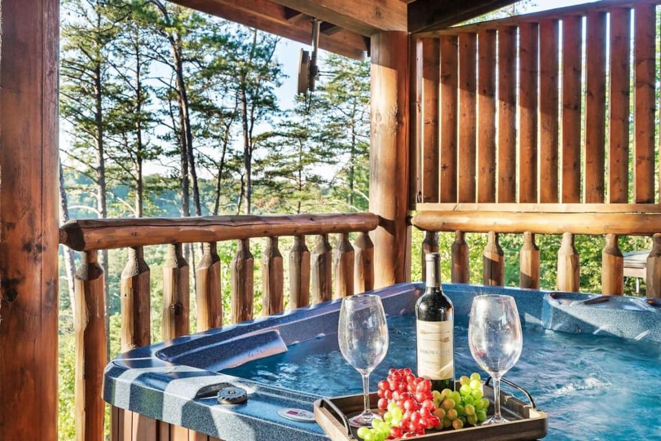 Pet Friendly Views Pool 7mi to Dollywood Golf House in Pigeon Forge