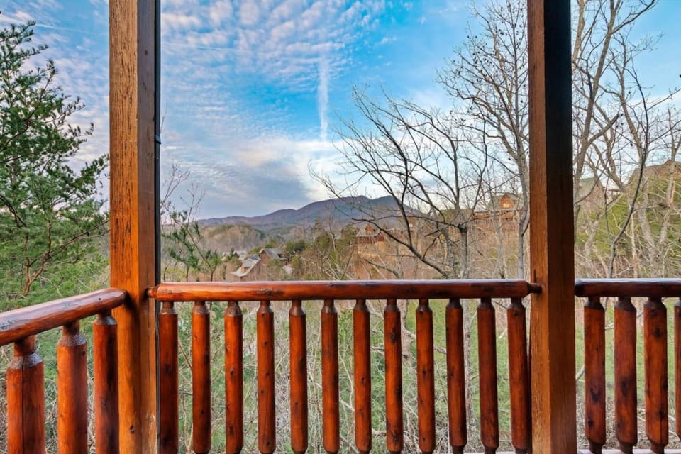 Cabin with Amazing Smoky Mtn Views Cabin in Pigeon Forge